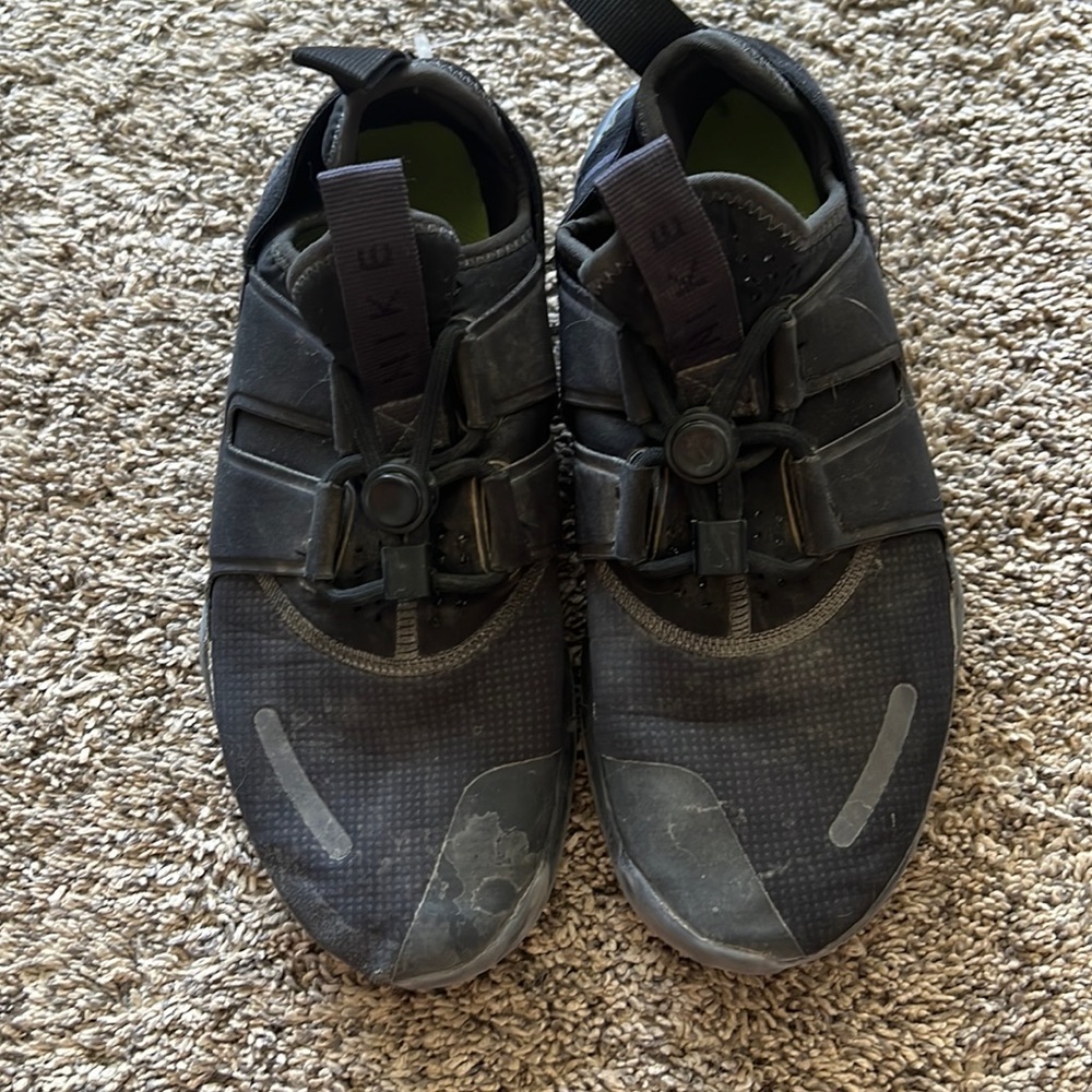 Black Nike Free Runs